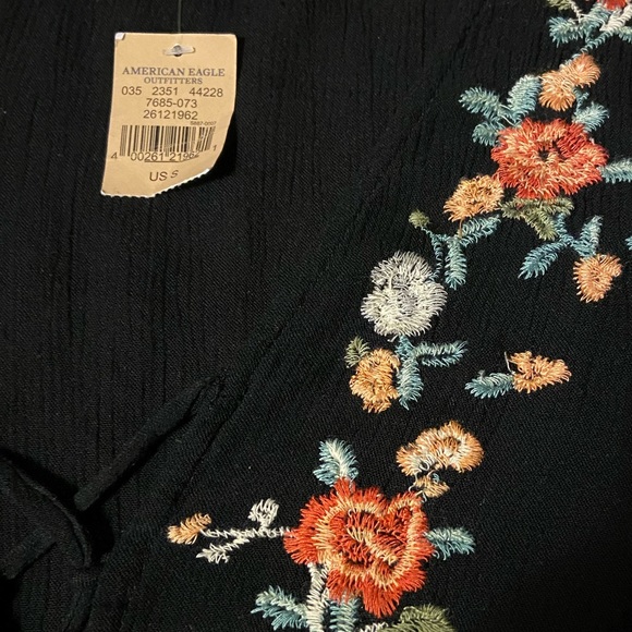 American Eagle floral embroidered crop top - Picture 5 of 8
